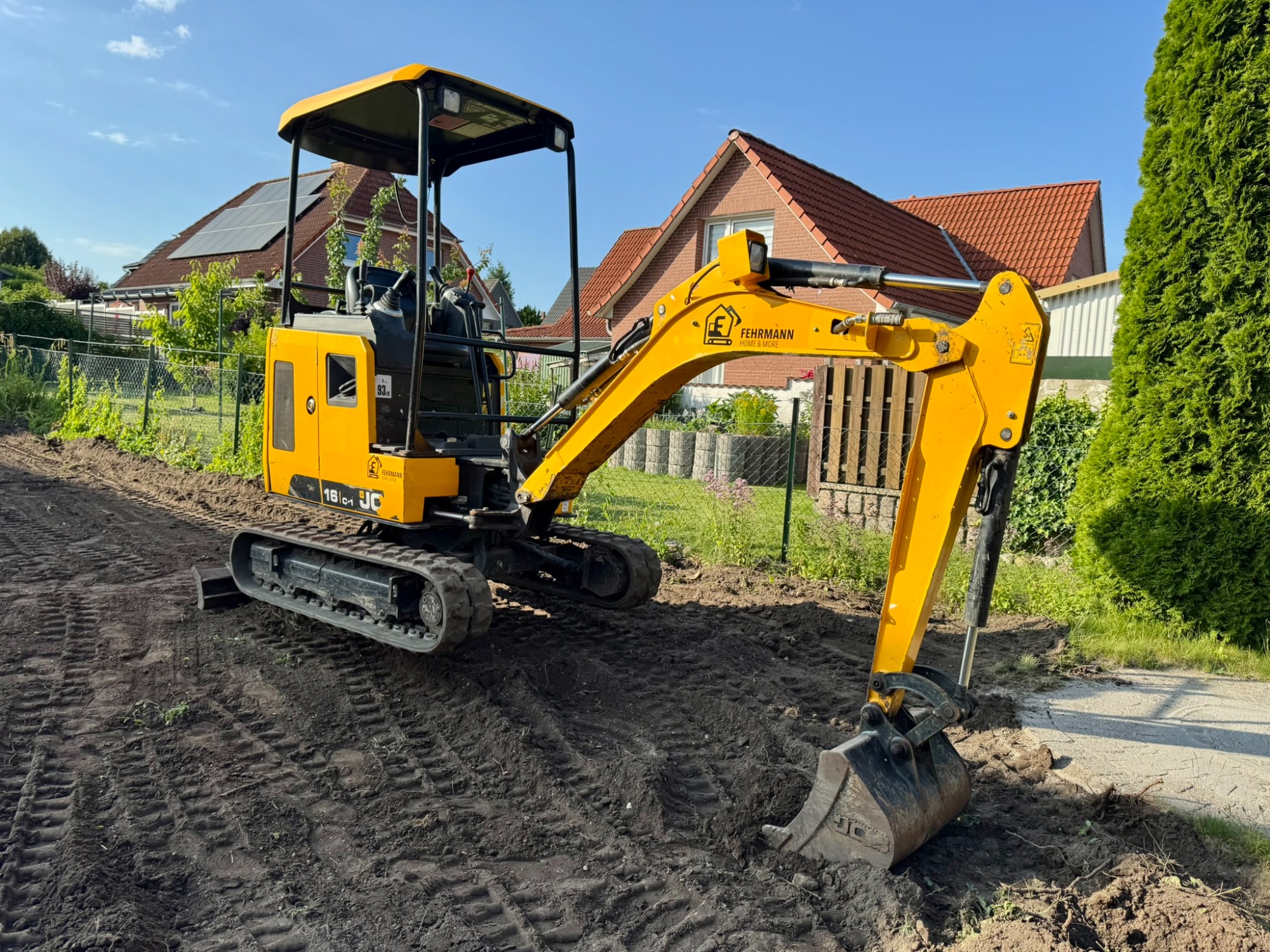 JCB 16C-1 bei Erdarbeiten und Aushub für ein Fundament