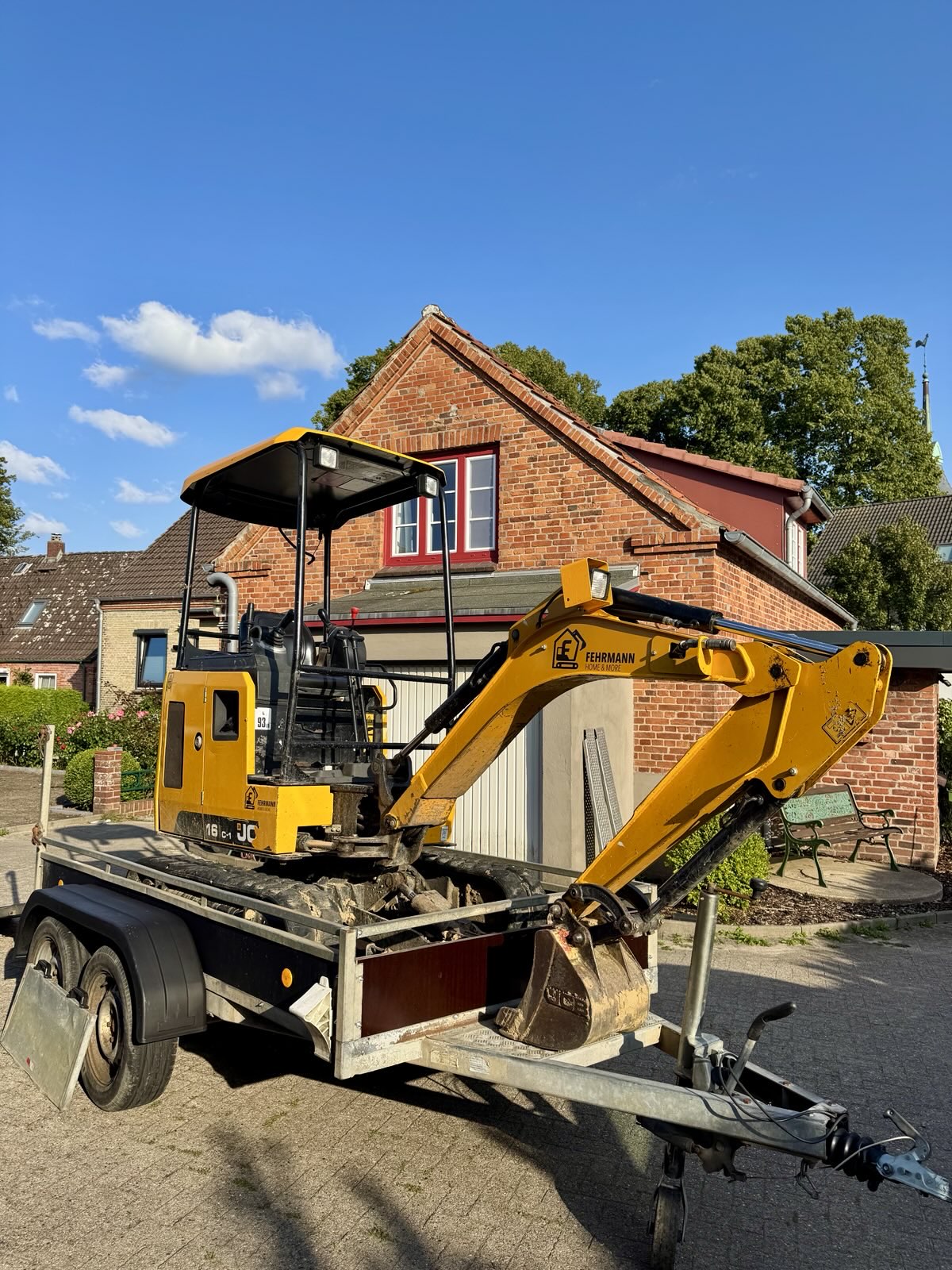 JCB 16C-1 verladen auf dem Anhänger, bereit zur Lieferung im Raum Kiel