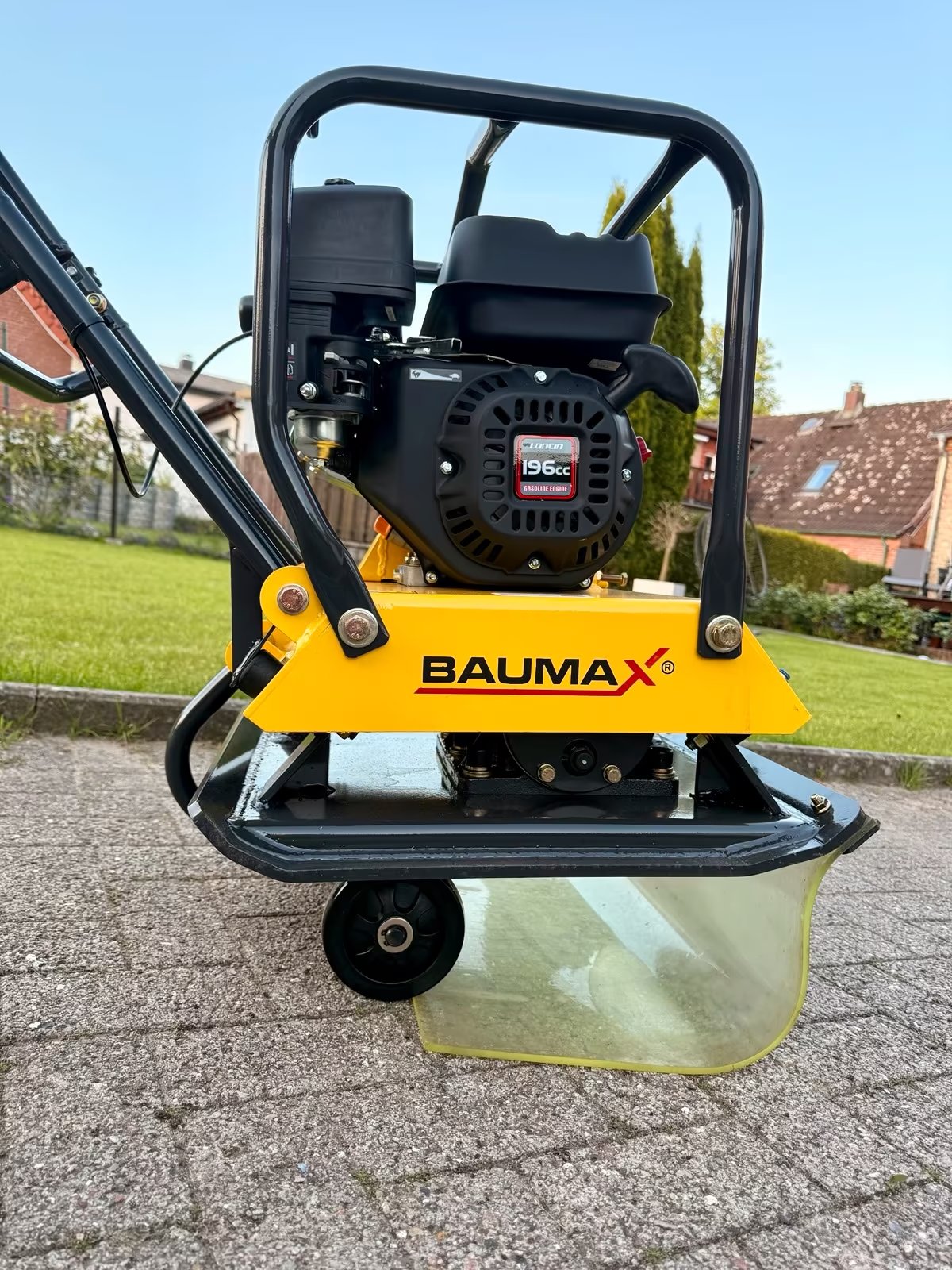 BAUMAX VP16/44 Rüttelplatte, Frontansicht mit Motor